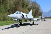 Wie zu alten Zeiten: Eine Mirage IIIS und eine Mirage IIIRS gemeinsam auf dem Rollweg Wie zu alten Zeiten: Eine Mirage IIIS und eine Mirage IIIRS gemeinsam auf dem Rollweg