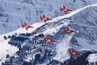 Die Patrouille Suisse über den Skipisten Wengens Die Patrouille Suisse über den Skipisten Wengens