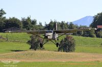 Landung eines Porters auf einem Feldflugplatz Landung eines Porters auf einem Feldflugplatz